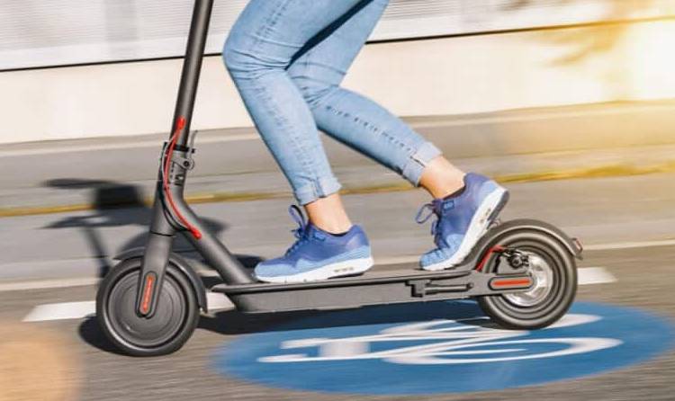 using-an-electric-scooter-in-Bucharest-1 (1)